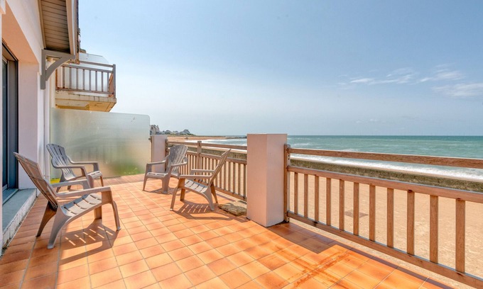 Batz-sur-Mer Villa | Villa 'Léa Vue Mer D'exception Plage' with Sea View, Private Terrace and Wi-Fi