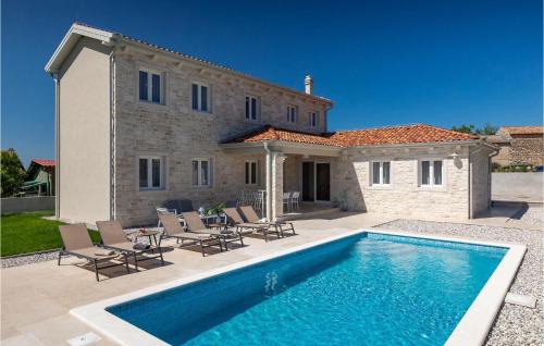 Fiorini House | Villa Leon: Comfortable Stay with Pool & Pet-Friendly Options