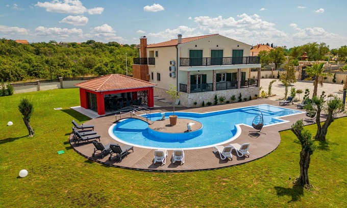 Visocane Villa | Elegant Villa Leon: Private Pool, Gym & Large Courtyard