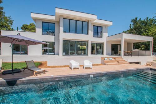 Chateauneuf-Grasse Villa | Villa Les Colles: Oceanfront Retreat with Pool & Dining