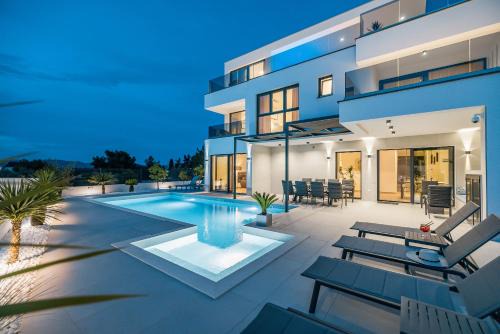 Murter Villa | Exquisite Villa Levant: 4-Star Oceanfront Getaway
