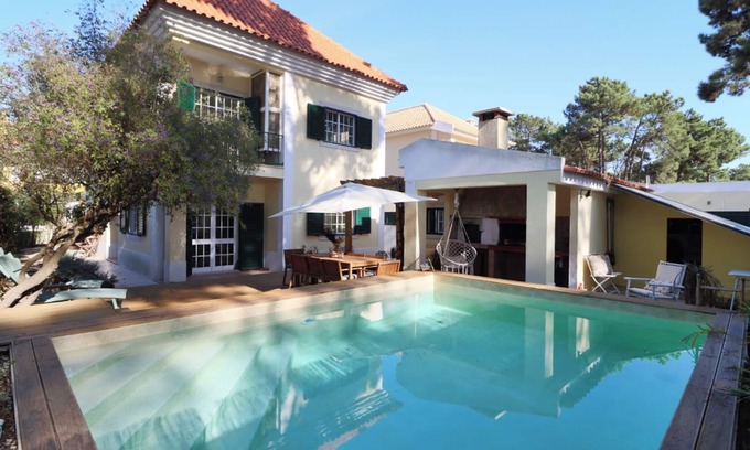 Charneca de Caparica e Sobreda Villa | Villa Libra: Your Costa Caparica Oasis with Pool & Golf Access