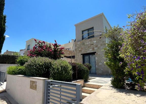 Lara Villa | Villa LIBRO