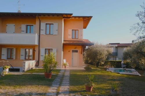San Felice del Benaco Apartment | Villa Lidia: Perfect Oasis with Ocean Views & Pet-Friendly