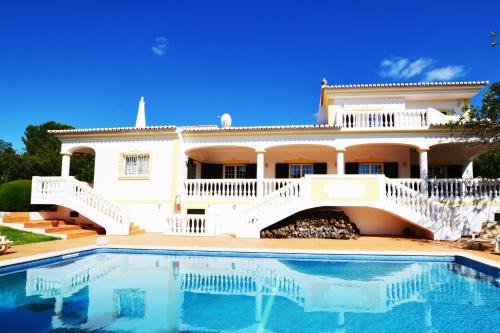 Portimao Villa | Elegant Villa Ligia: Oceanfront Oasis for Family Getaways