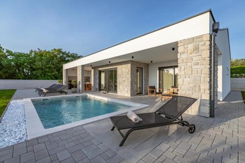 Buje Villa | Villa Linda: Oceanfront Retreat with Pool & Perfect Reviews