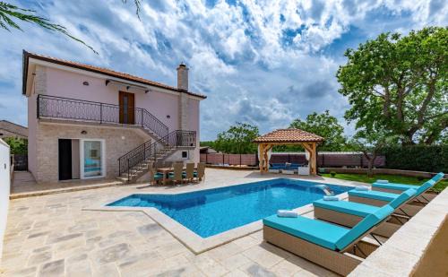 Lasici Villa | Villa Loki: A Blend of Tradition and Comfort Awaits