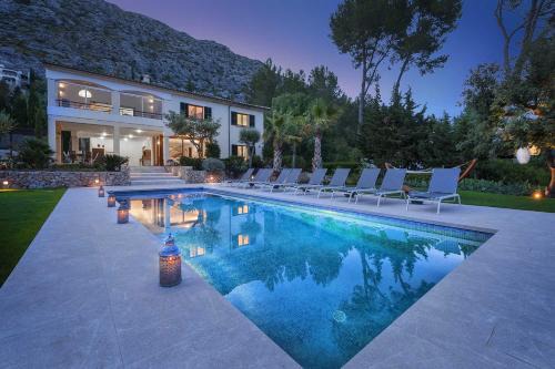 Urbanitzacio la Font Villa | Villa Longa: Family-Friendly Retreat with a Pool