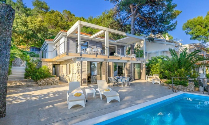 Cove Murtar Villa | Villa Lorelei: Ideal Three Bedroom Retreat with Ocean Views