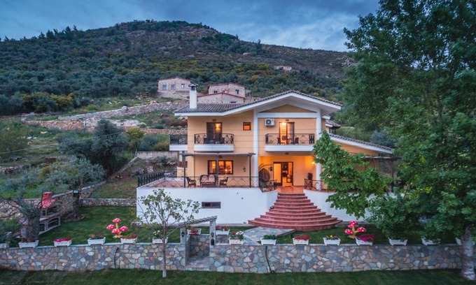 Prinos Villa | Villa Loridis: Oceanfront Haven with Pool & 10/10 Ratings