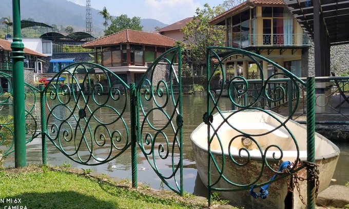 Cipanas Villa | Villa Lot 5: Spacious Lake View Retreat for Families