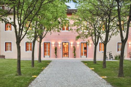 Bassano del Grappa Hotel | Villa Lovi: Pet-Friendly Getaway with Top Guest Ratings