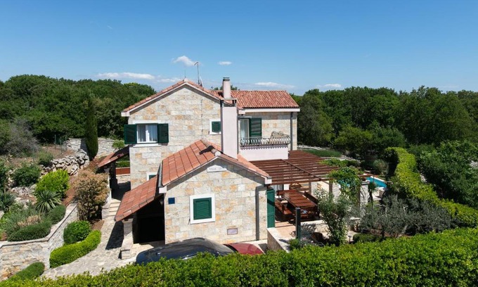 Praznica Villa | Villa Luči: 4-Star Stay with Pool and Pet-Friendly Perks