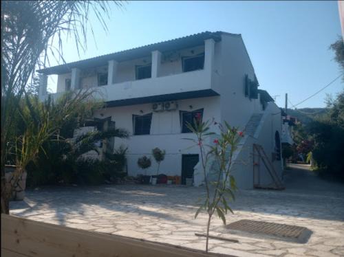 Agios Georgios Pagon Apartment | Villa Lucia: Pet-Friendly Oceanfront Escape with Hot Tub