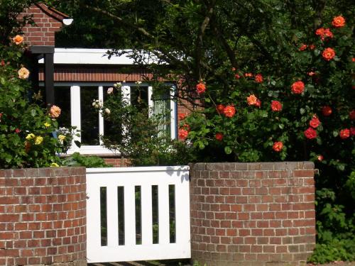 Otterndorf Apartment | Villa Ludwig Fewo: Family-Friendly Stay with Ocean Views