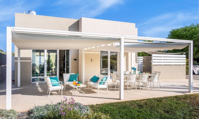 Noto Marina Apartment | Villa Luisa "Acqua": Family-Friendly Getaway with Breakfast