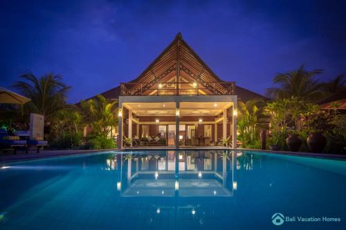 Banjartegehe Villa | Villa Lumba Lumba: Guest Rated 9.7 with Oceanfront Bliss
