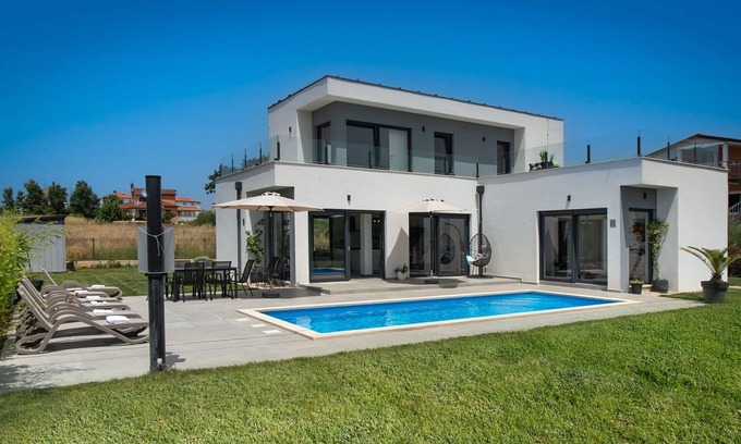 Fiorini Villa | Villa Luna Fiorini: Family-Friendly Retreat in Novigrad