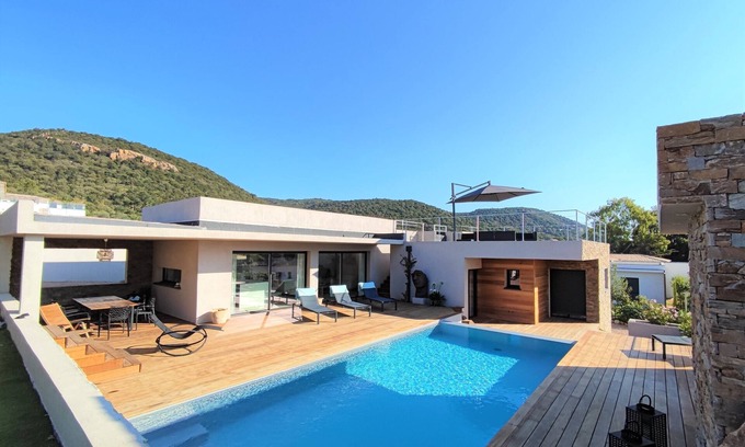 Cirendinu Villa | Villa Lutaquenmalou: Oceanfront Escape with Rooftop Pool