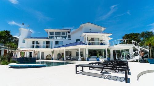 Jardim Capricornio House | Exclusive Villa Luxuosa with Oceanfront Views & Spa Services