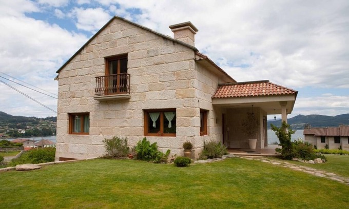 San Adrian de Cobres House | Villa with Sea Views, Just 10 Minutes from Vigo