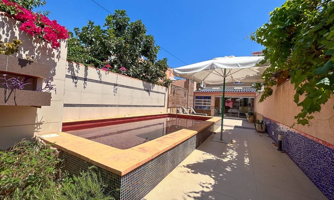La Malva-rosa House | Villa Luz: Family-Friendly Haven by Malvarrosa Beach