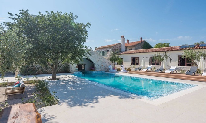 Fiorini Villa | Villa LV near Novigrad for 8 people spa & children playground only 1.5 km from beach