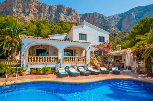 Ermita Villa | Villa Lydias Walk: Family-Friendly Retreat with Pool