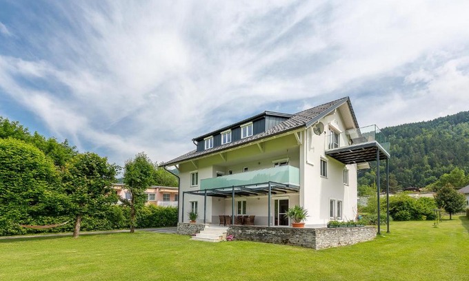Ossiach Apartment | Villa Müller Turmfalke: Oceanfront Getaway with Pet-Friendly Amenities