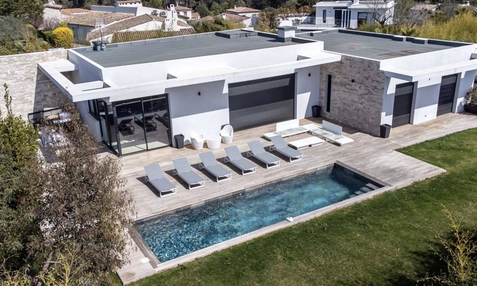 Valbonne Villa | Relax at Villa Maé in Mougins with Spa and Massage Amenities