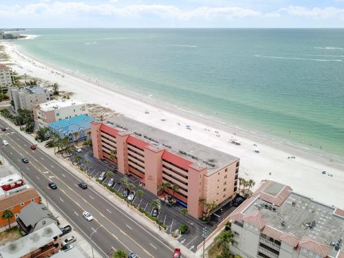 Madeira Beach House | Explore Villa Madeira: Family-Friendly Getaway Awaits