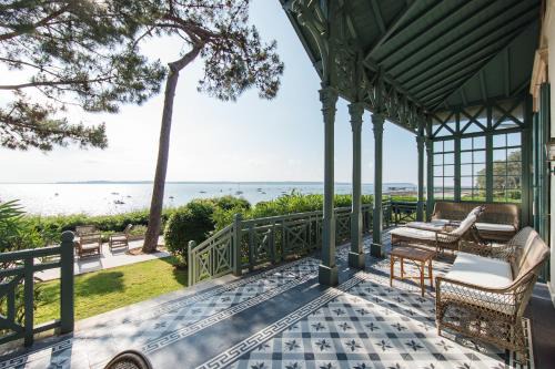 Cap-Ferret Villa | Villa Madeleine: Oceanfront Retreat for 17 Guests