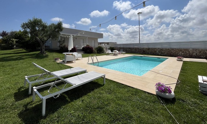 Mola di Bari Villa | Villa Maderna is the ideal location to experience the sea and the countryside in relaxation