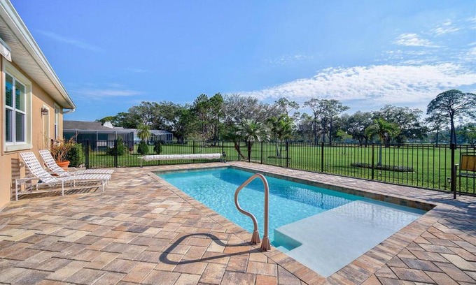 Whitfield House | Villa Magellan II: Family & Pet-Friendly Retreat Awaits