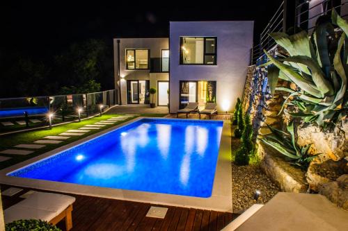 Donji Prolozac Villa | Enchanting Villa Magic Look with Oceanfront Views