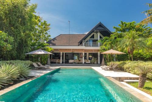 Sukasada Villa | Villa Mahkai: Oceanfront Bliss with Pool & Pet-Friendly Perks