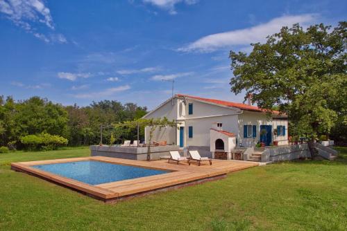 Garica Villa | Villa Majavec: Pet-Friendly Retreat with Pool & High Ratings