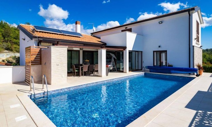 Gracisce House | Relaxing Villa Mala Halu with Ocean View and Private Pool