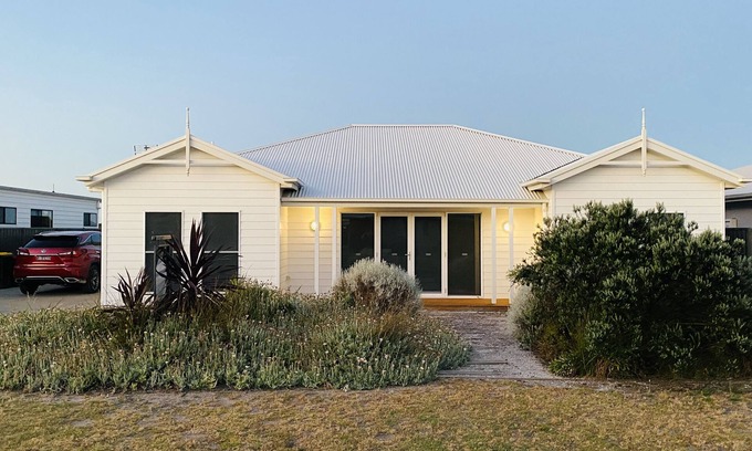 Waterhouse House | Villa Malmo - Pet Friendly Stay in Robe, South Australia