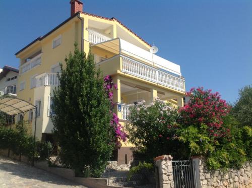 Pirovac House | Villa Manja: Oceanfront Retreat with 10/10 Guest Rating