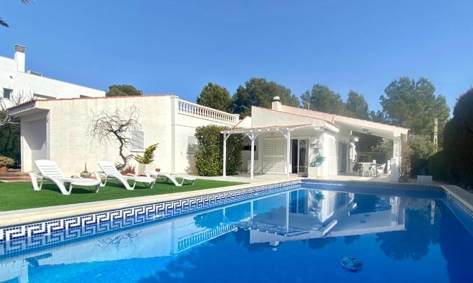 L Almadrava Villa | Relax at VILLA MAR: 4-Star Oceanfront Pet-Friendly Retreat