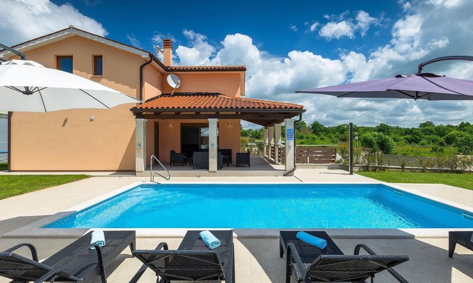 Stokovci House | Comfortable 4 Bedroom Stay in Svetvincenat with Pool