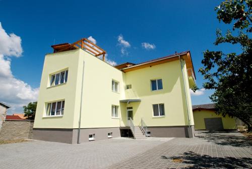 Pasohlavky House | Villa Marcus: Family-Friendly Retreat with Hot Tub & Kitchen