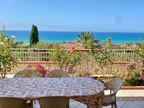 Alcamo Marina Villa | Villa Mare Giuggiola: Oceanfront Retreat with Pet-Friendly Perks