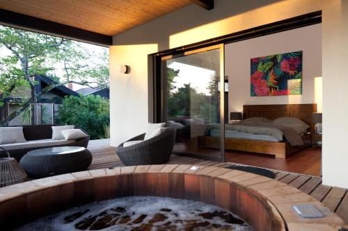 Fargues-Saint-Hilaire Bed & Breakfast | Elegant Villa Margaux: Oceanfront Escape with Pool and Dining