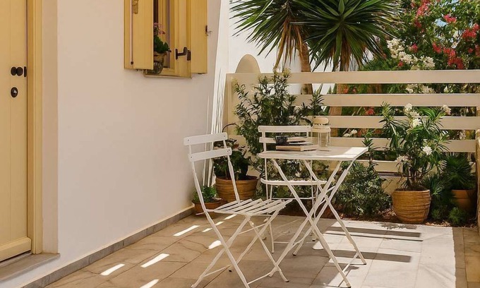 Naousa House | Discover Villa Maria: Naoussa's Cozy Blue & Gold Suite