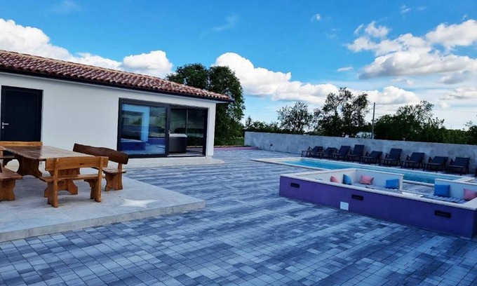 Divsici Villa | Relax at Villa Marijana Matelići - 4-Star Family Retreat