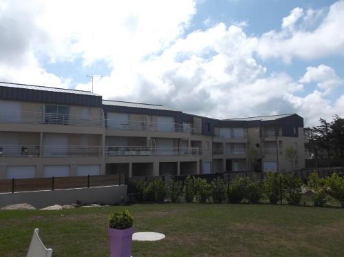 Jullouville Apartment | Villa Marine 2: Guest Rated 8.9, Pet & Child Friendly Stay