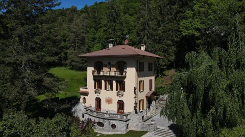 Lanzo d'Intelvi House | Pet-Friendly Villa Volpe Como with Oceanfront Views