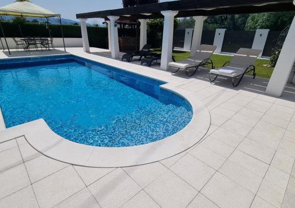 Trn Villa | Villa Maslina: 4-Star Oceanfront Retreat with Pool
